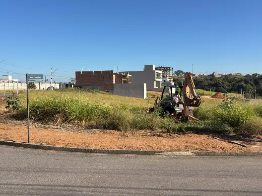 Terreno de esquina tomado por mato alto antes do serviço