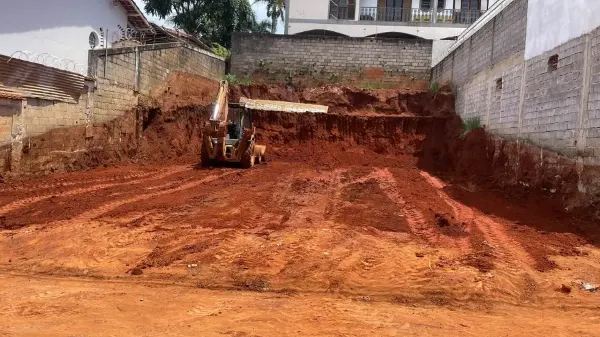 Corte de terreno urbano em Varginha com retroescavadeira