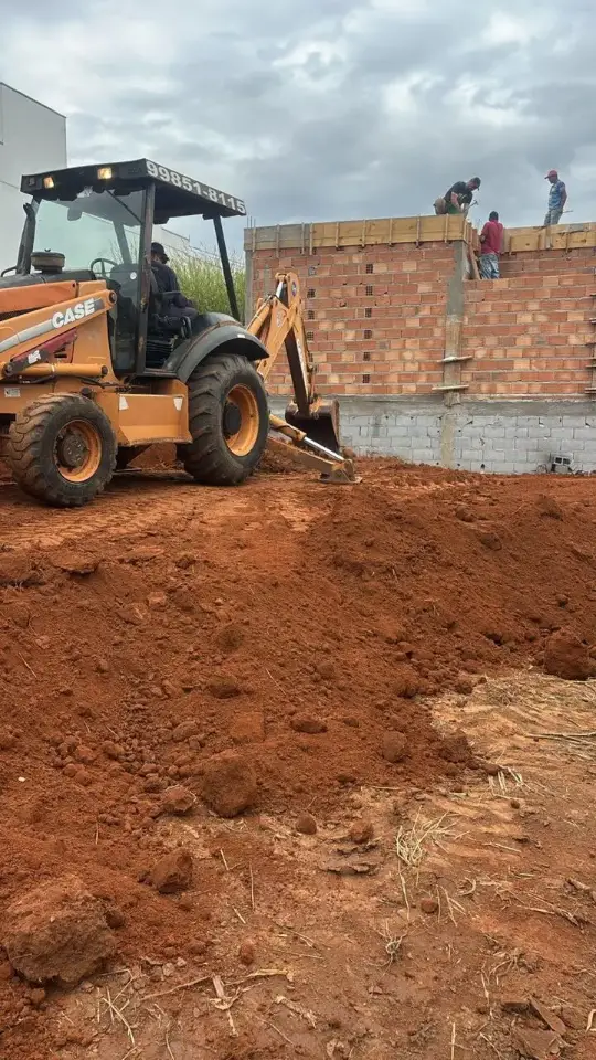 Terreno pronto para fundação em obra residencial
